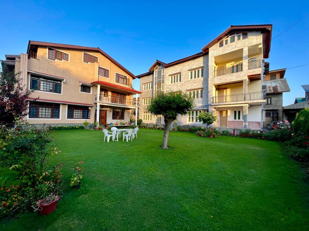 Khwaab Gah By The Khayabaan-Homestay Apartments Fully Furnished With Functional Kitchen, Wifi & Parking In City Centre Srinagar  Bagian luar foto