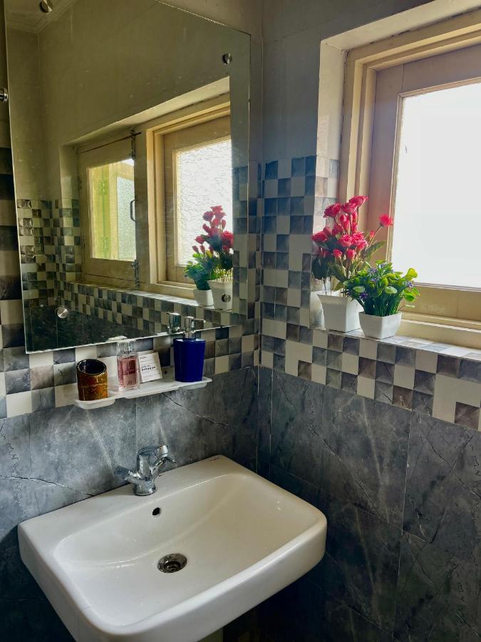 Khwaab Gah By The Khayabaan-Homestay Apartments Fully Furnished With Functional Kitchen, Wifi & Parking In City Centre Srinagar  Bagian luar foto
