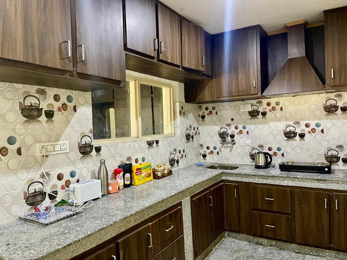 Khwaab Gah By The Khayabaan-Homestay Apartments Fully Furnished With Functional Kitchen, Wifi & Parking In City Centre Srinagar  Bagian luar foto