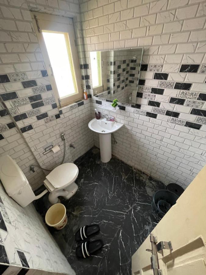 Khwaab Gah By The Khayabaan-Homestay Apartments Fully Furnished With Functional Kitchen, Wifi & Parking In City Centre Srinagar  Bagian luar foto