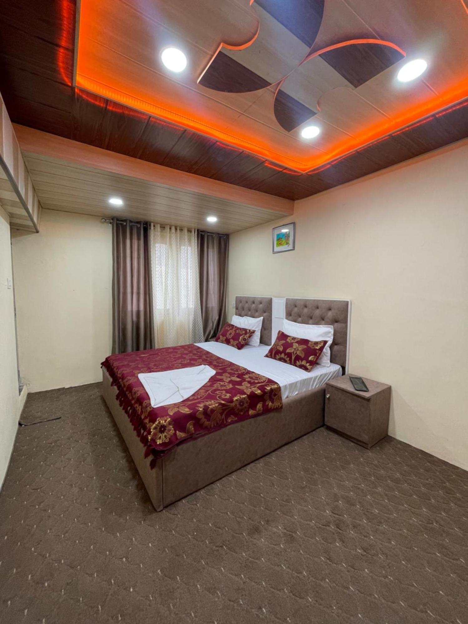 Khwaab Gah By The Khayabaan-Homestay Apartments Fully Furnished With Functional Kitchen, Wifi & Parking In City Centre Srinagar  Bagian luar foto