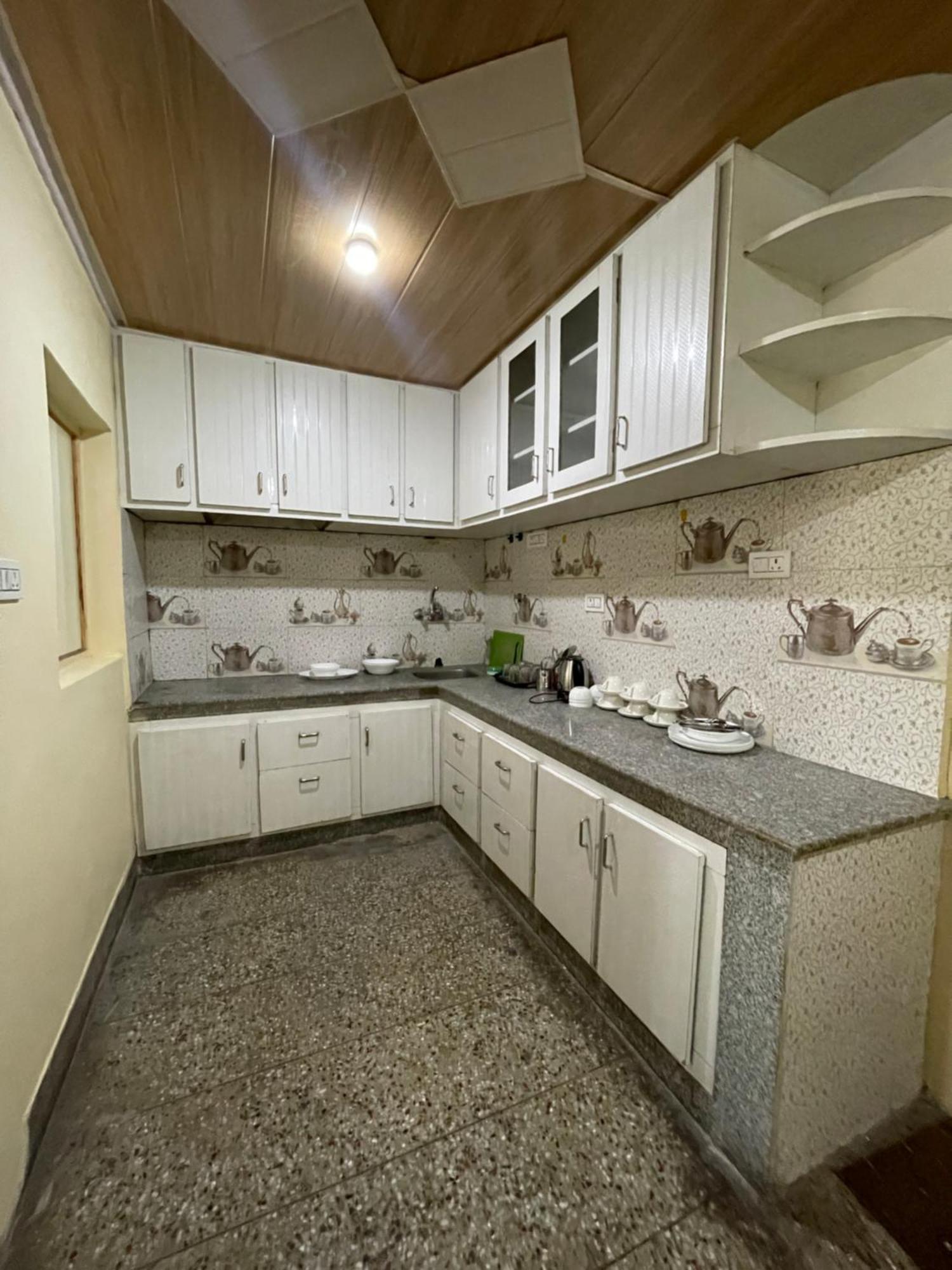Khwaab Gah By The Khayabaan-Homestay Apartments Fully Furnished With Functional Kitchen, Wifi & Parking In City Centre Srinagar  Bagian luar foto