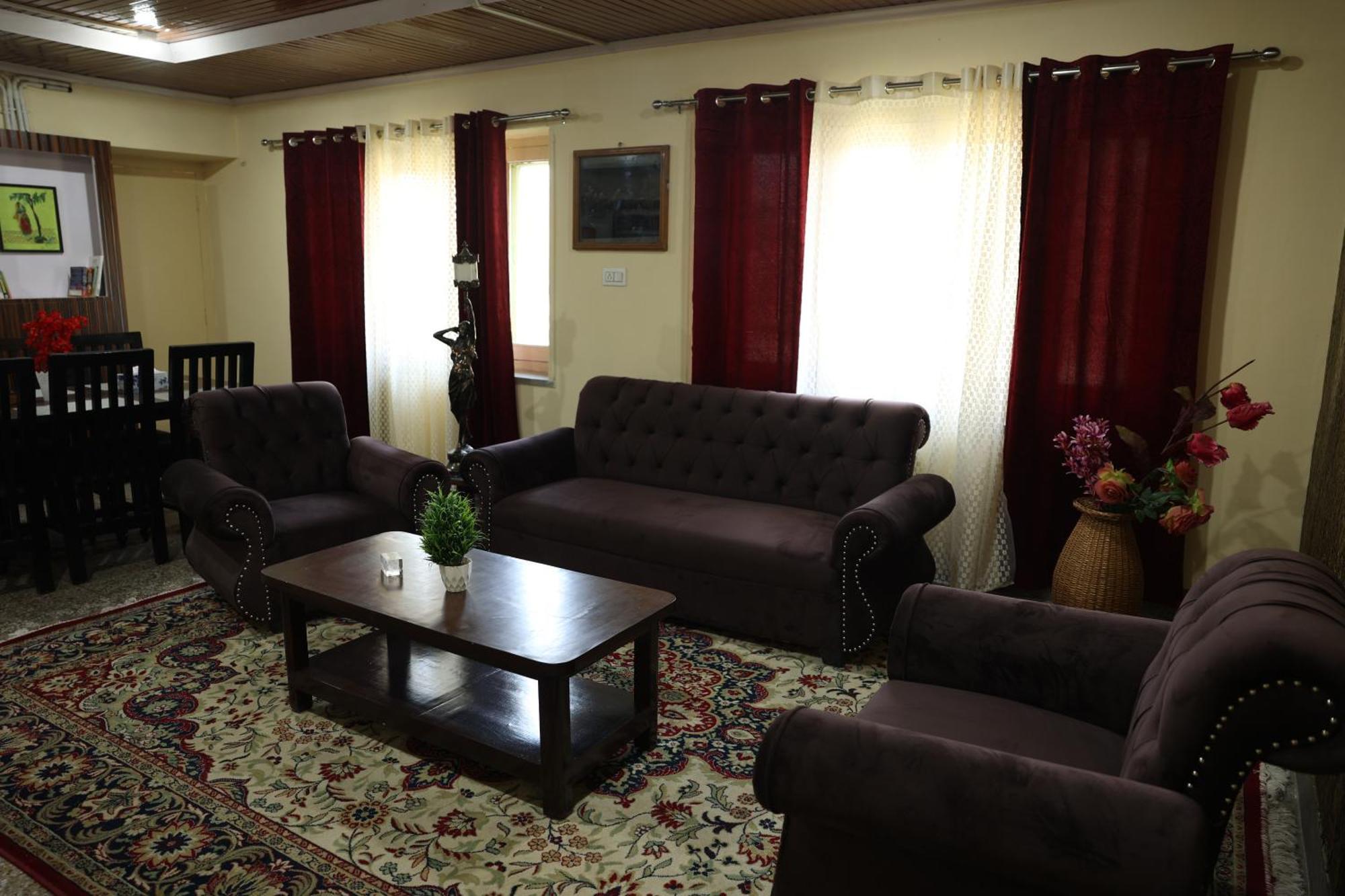Khwaab Gah By The Khayabaan-Homestay Apartments Fully Furnished With Functional Kitchen, Wifi & Parking In City Centre Srinagar  Bagian luar foto
