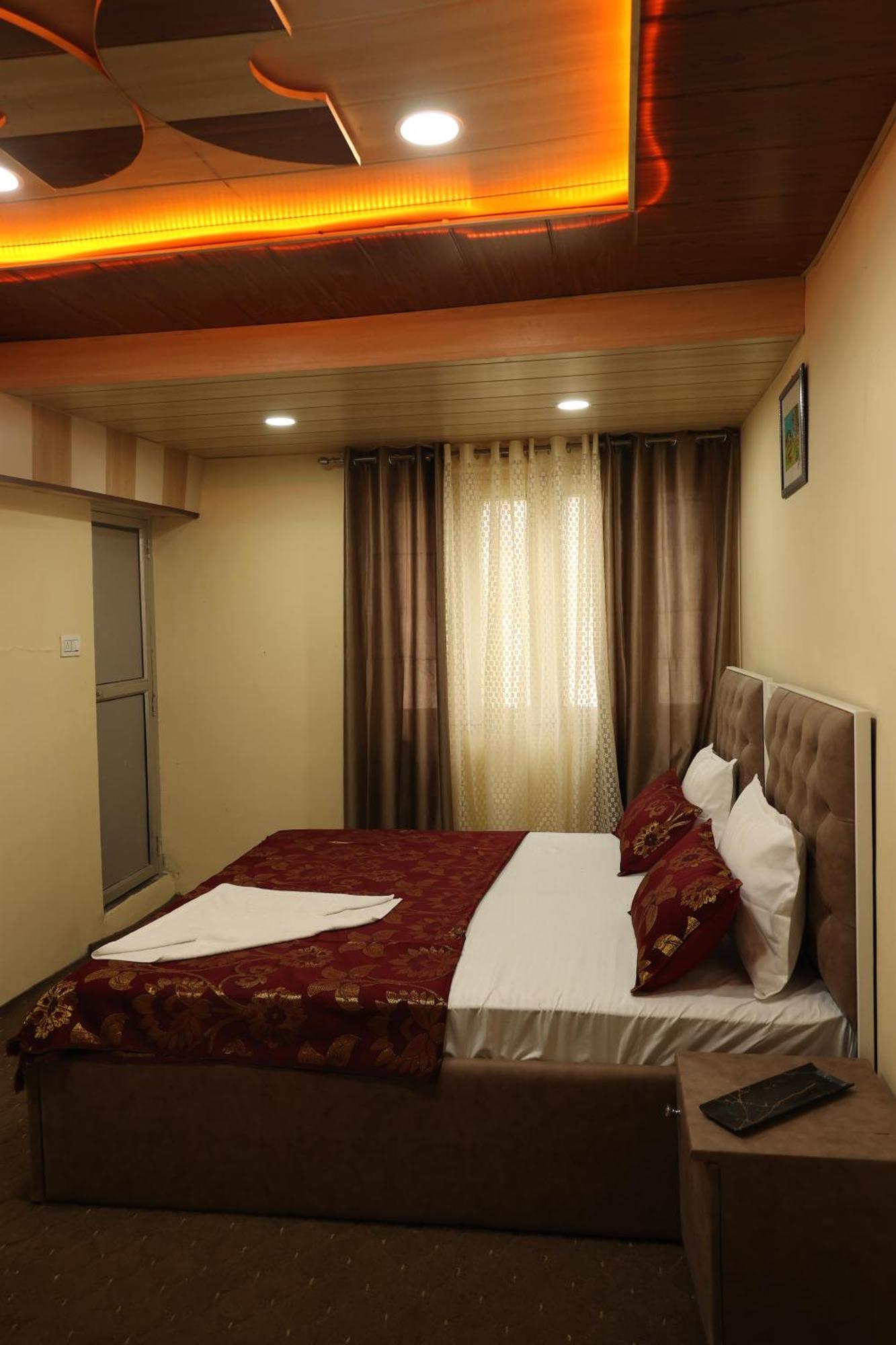 Khwaab Gah By The Khayabaan-Homestay Apartments Fully Furnished With Functional Kitchen, Wifi & Parking In City Centre Srinagar  Bagian luar foto
