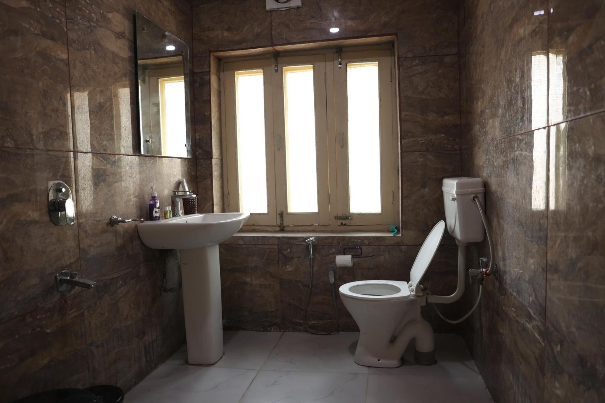Khwaab Gah By The Khayabaan-Homestay Apartments Fully Furnished With Functional Kitchen, Wifi & Parking In City Centre Srinagar  Bagian luar foto