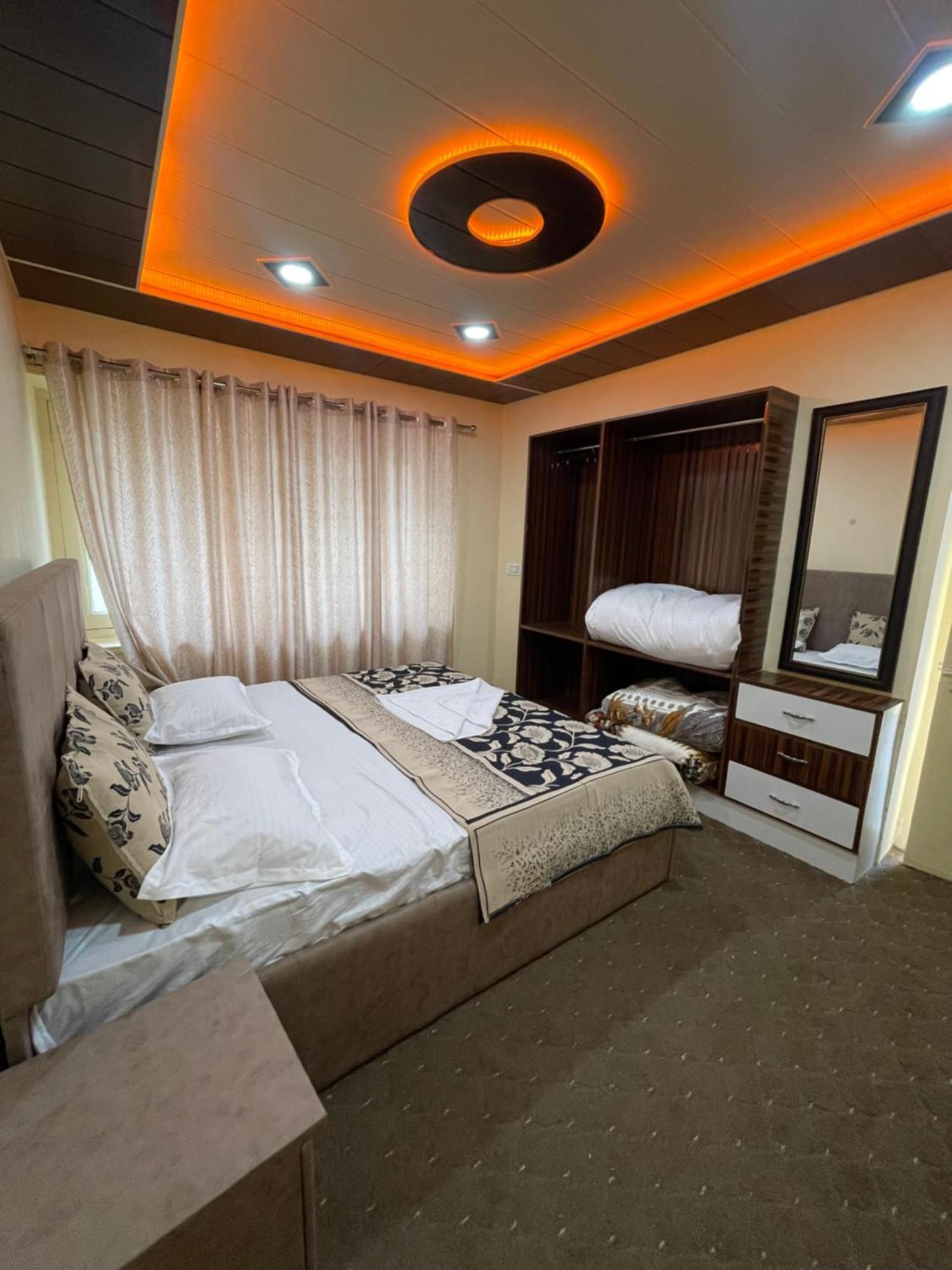 Khwaab Gah By The Khayabaan-Homestay Apartments Fully Furnished With Functional Kitchen, Wifi & Parking In City Centre Srinagar  Bagian luar foto