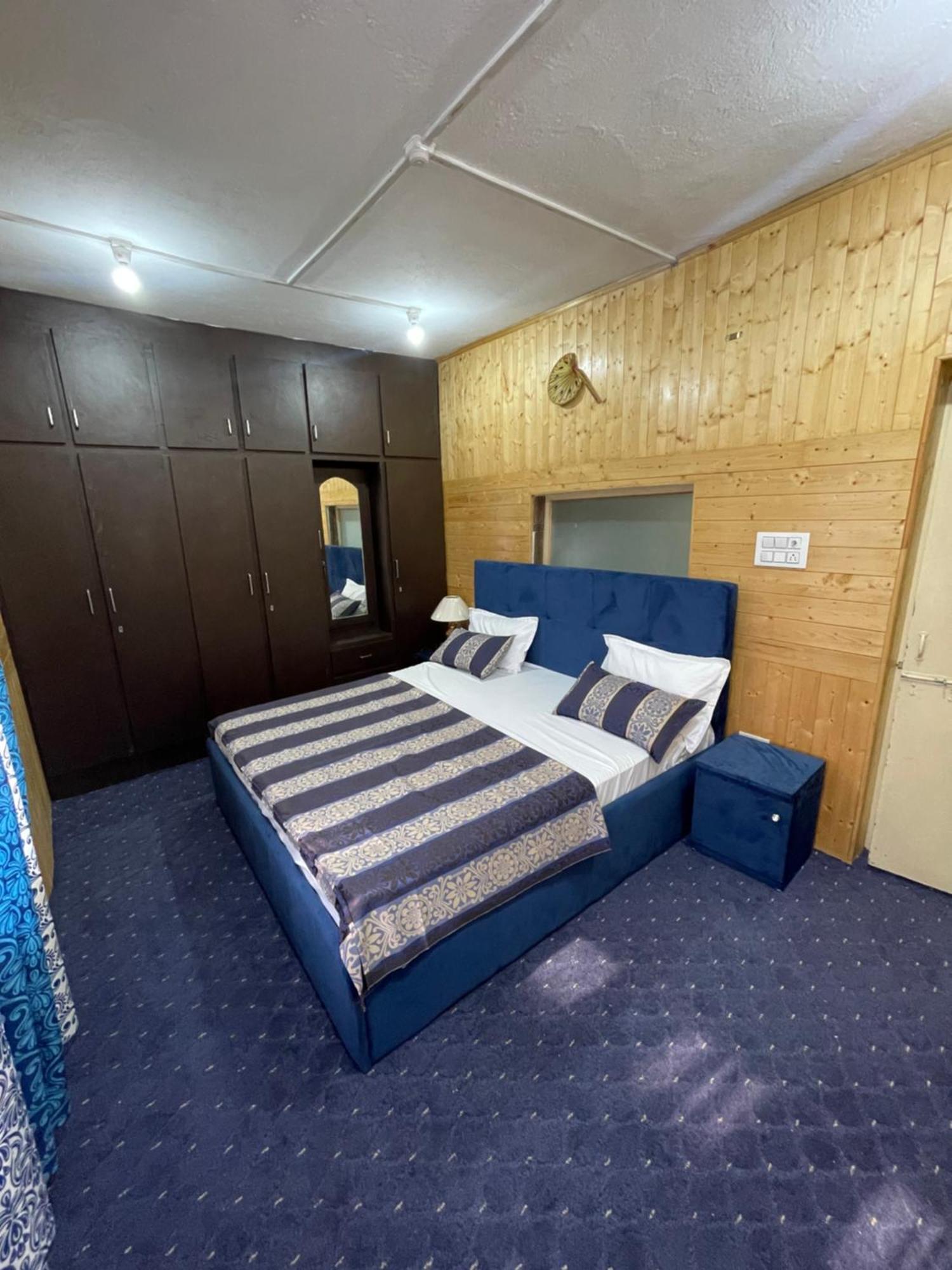 Khwaab Gah By The Khayabaan-Homestay Apartments Fully Furnished With Functional Kitchen, Wifi & Parking In City Centre Srinagar  Bagian luar foto