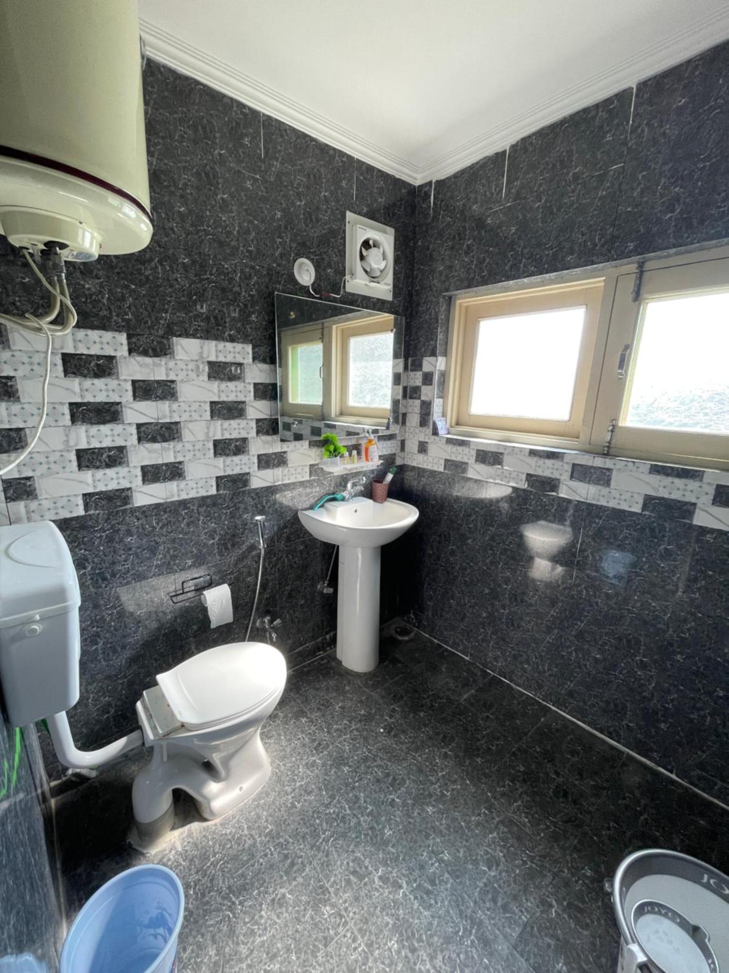 Khwaab Gah By The Khayabaan-Homestay Apartments Fully Furnished With Functional Kitchen, Wifi & Parking In City Centre Srinagar  Bagian luar foto