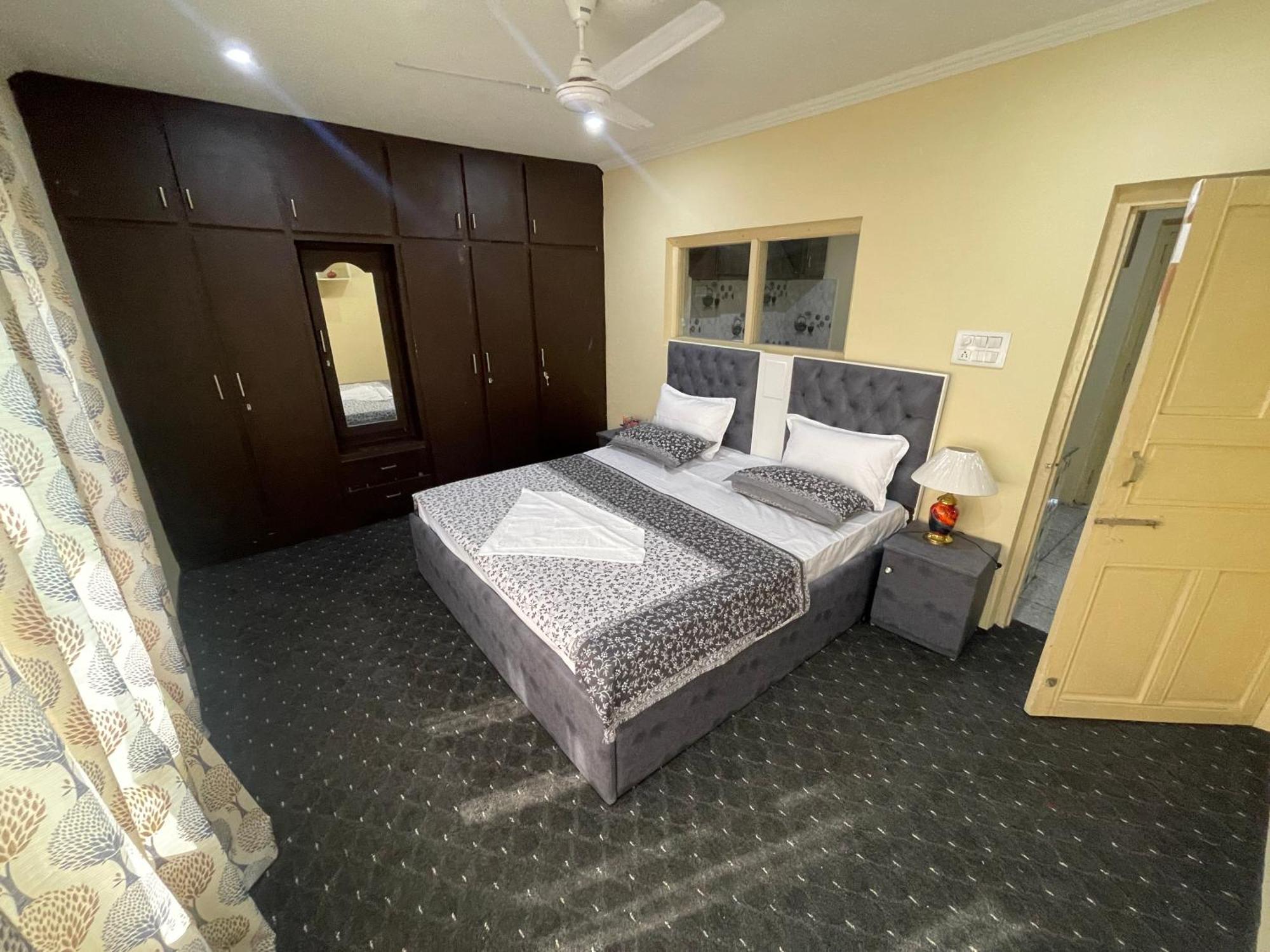 Khwaab Gah By The Khayabaan-Homestay Apartments Fully Furnished With Functional Kitchen, Wifi & Parking In City Centre Srinagar  Bagian luar foto