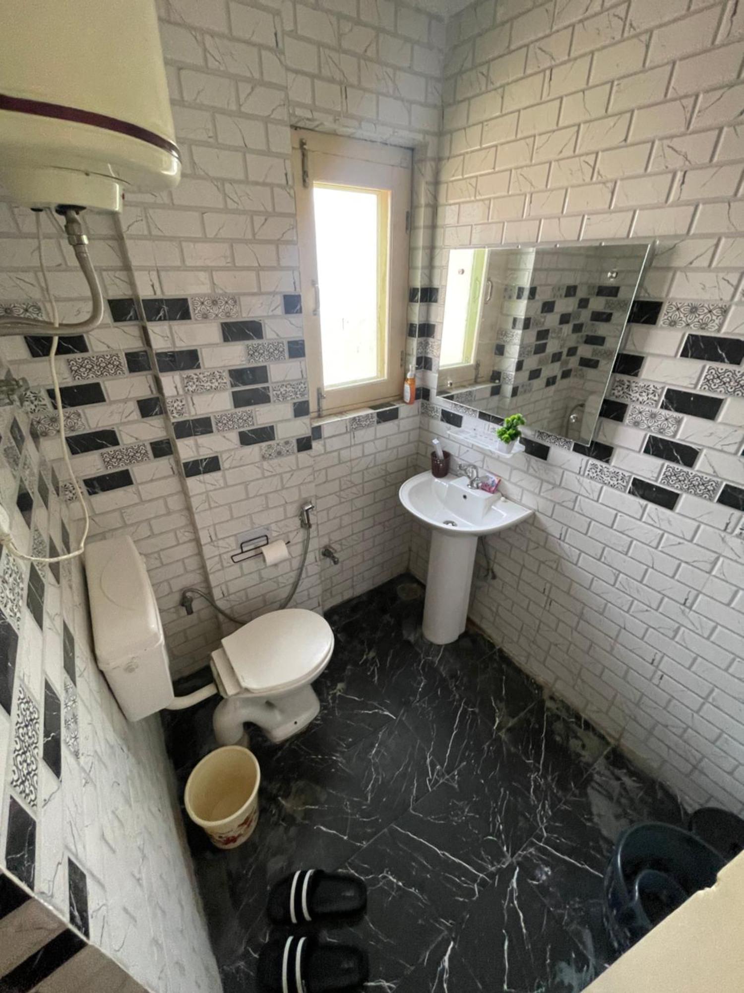 Khwaab Gah By The Khayabaan-Homestay Apartments Fully Furnished With Functional Kitchen, Wifi & Parking In City Centre Srinagar  Bagian luar foto