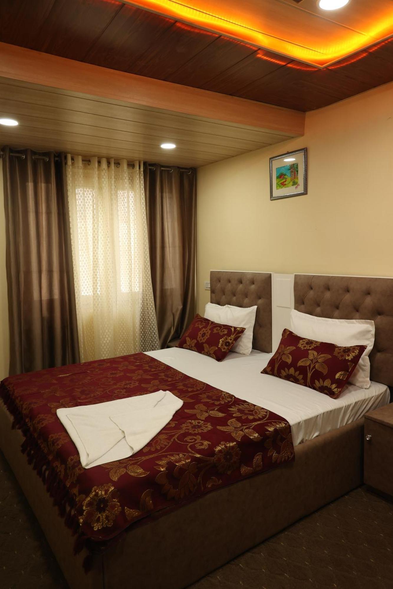Khwaab Gah By The Khayabaan-Homestay Apartments Fully Furnished With Functional Kitchen, Wifi & Parking In City Centre Srinagar  Bagian luar foto