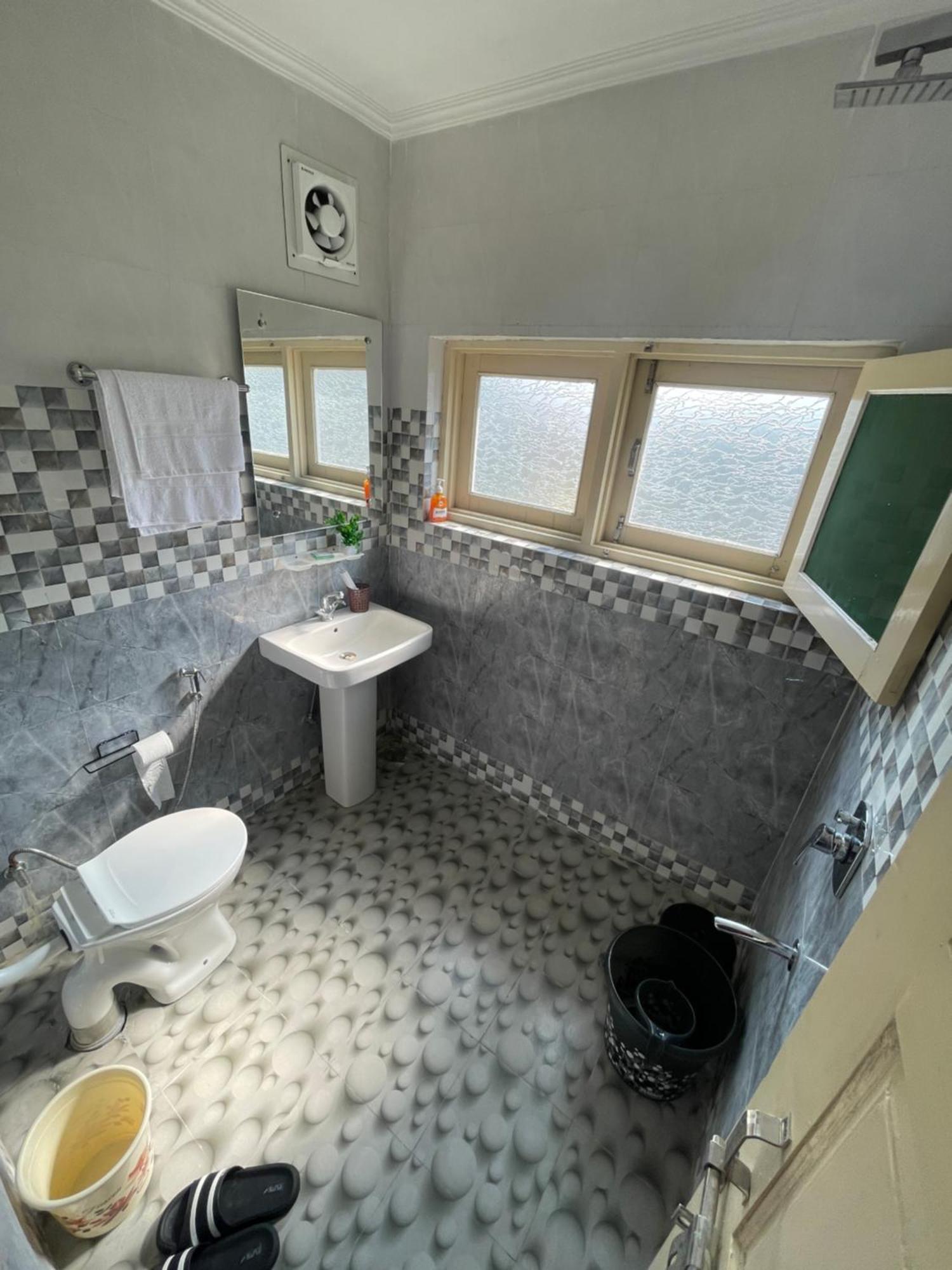 Khwaab Gah By The Khayabaan-Homestay Apartments Fully Furnished With Functional Kitchen, Wifi & Parking In City Centre Srinagar  Bagian luar foto