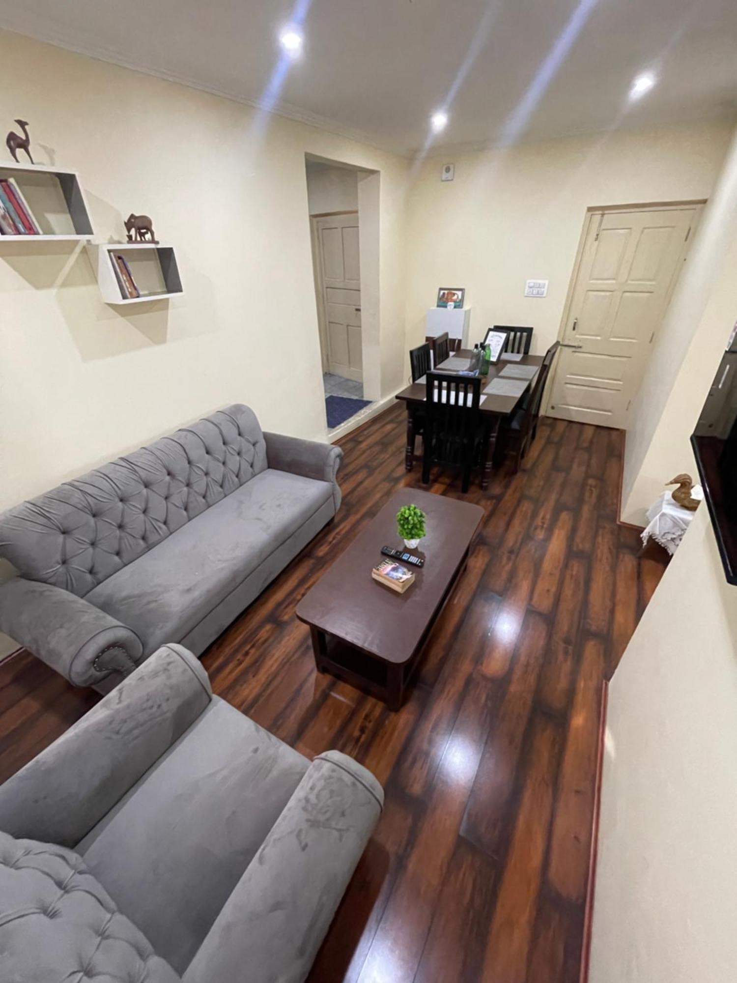 Khwaab Gah By The Khayabaan-Homestay Apartments Fully Furnished With Functional Kitchen, Wifi & Parking In City Centre Srinagar  Ruang foto