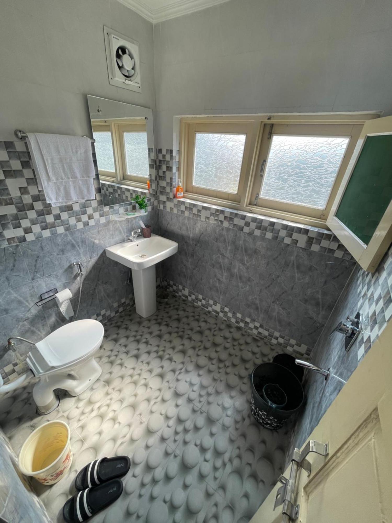 Khwaab Gah By The Khayabaan-Homestay Apartments Fully Furnished With Functional Kitchen, Wifi & Parking In City Centre Srinagar  Ruang foto